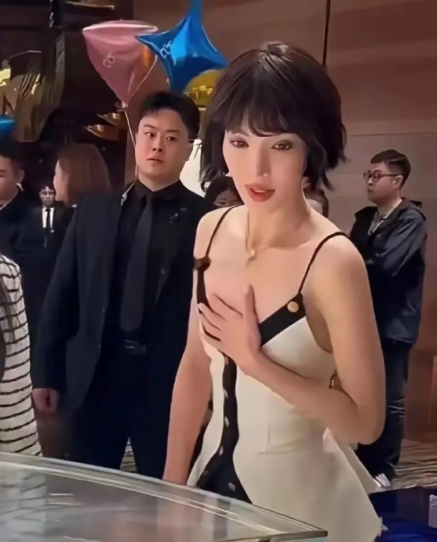 哇塞！金晨旁边的帅哥，你这是啥眼神啊？是羡慕？还是不屑？
有点“此地无银三百两”