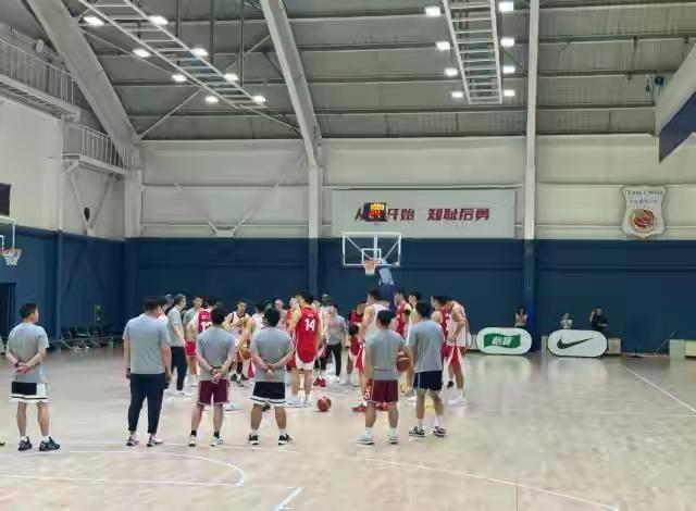 据体坛周报记者季孟年报道，昨天中国男篮主教练郭士强正面回应外界对长期集训质疑。郭