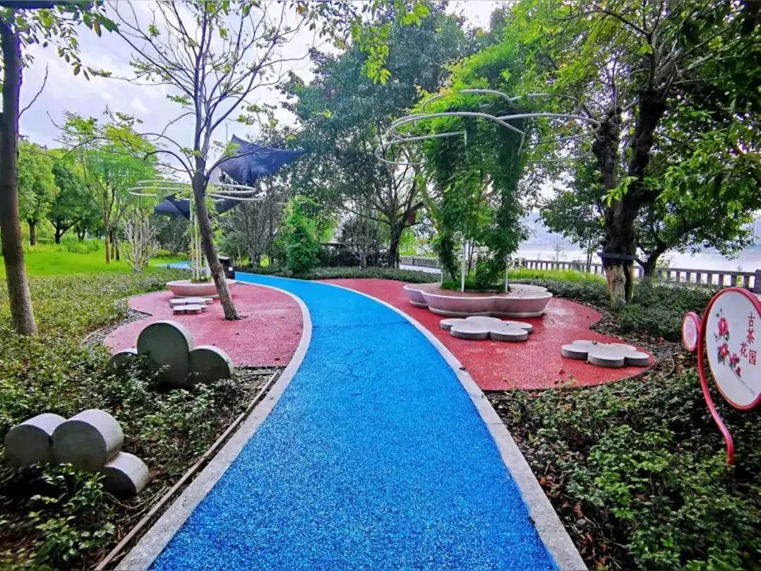 广东汕头有一处自驾旅行和房车停靠的理想之地，那就是跟市区隔海相望的南滨公园。
