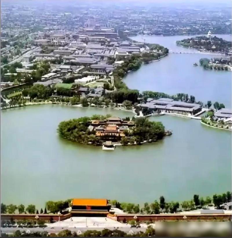 真实的中南海原来是这样的，原以为新华门进去就是办公区，却原来是一片湖，不知道的话