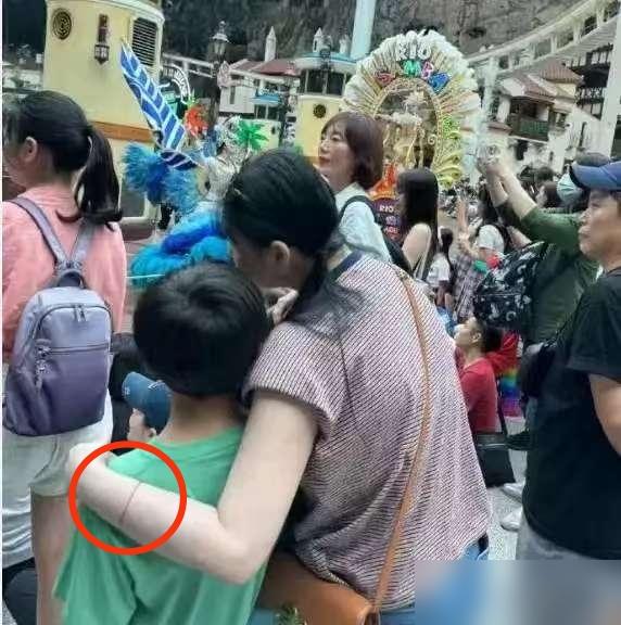 大S的这张背影照片就可以看出来，她嫁给具俊晔之后，显而易见，她在着装打扮上不是十