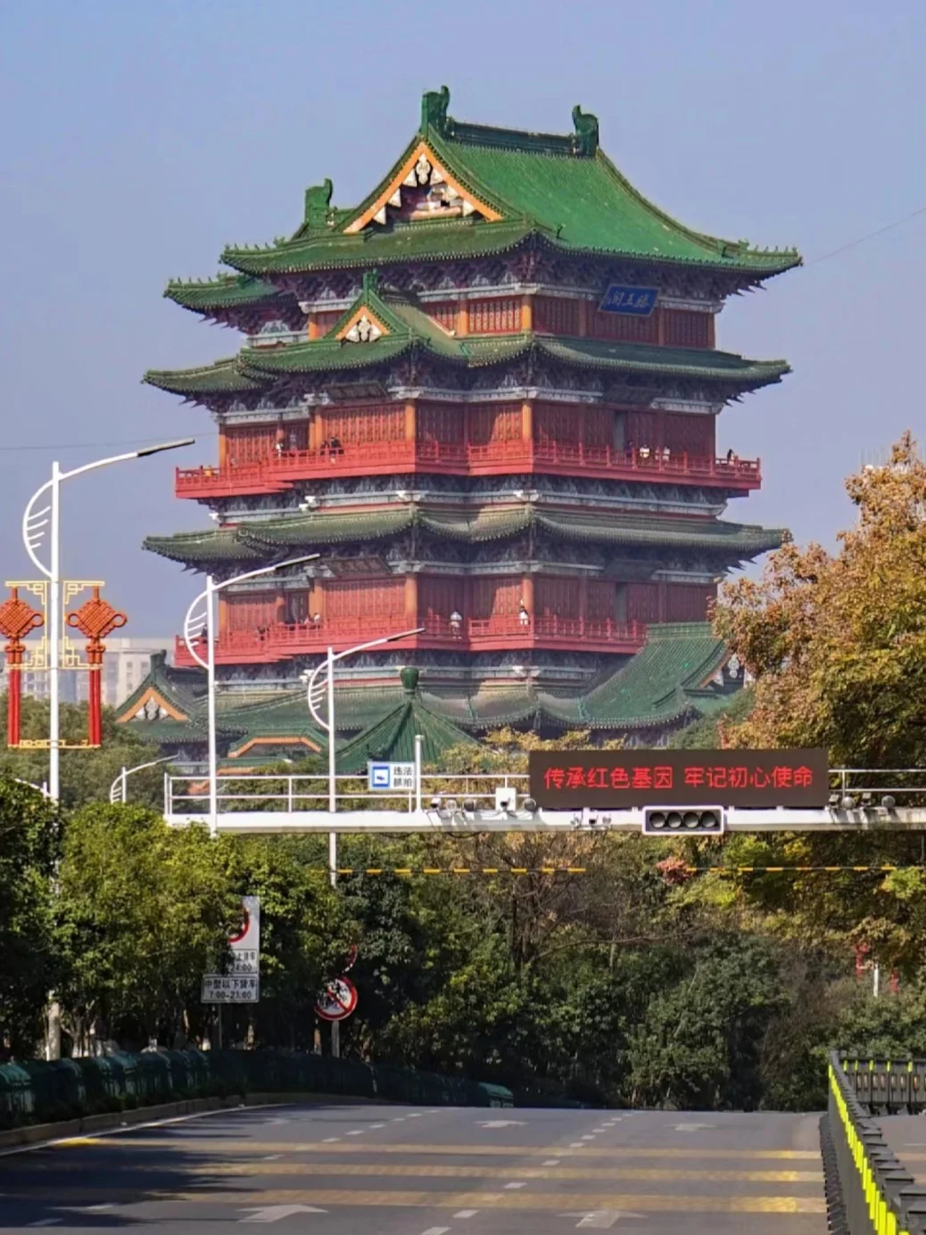 跟着撒贝宁、马天宇打卡“滕王阁”