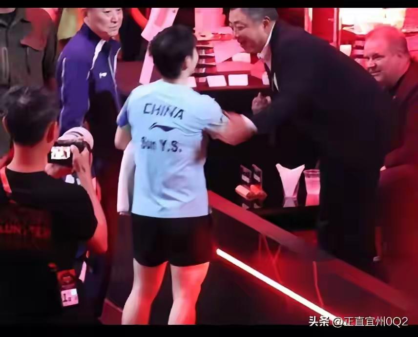 莎莎赢球跑向场边久等的刘主席！
久违的画面一出现，瞬间破防。
一遍又一遍回看都看