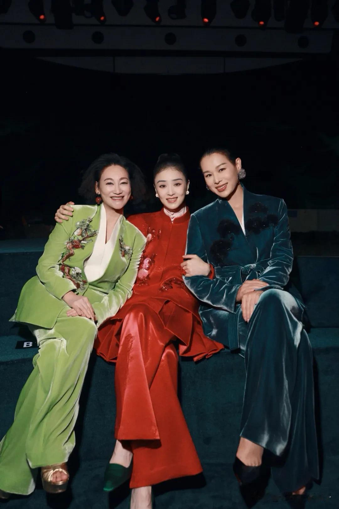 左边是惠英红，1960年出生，身高163cm。
中间是蒋欣，1983年出生，身高