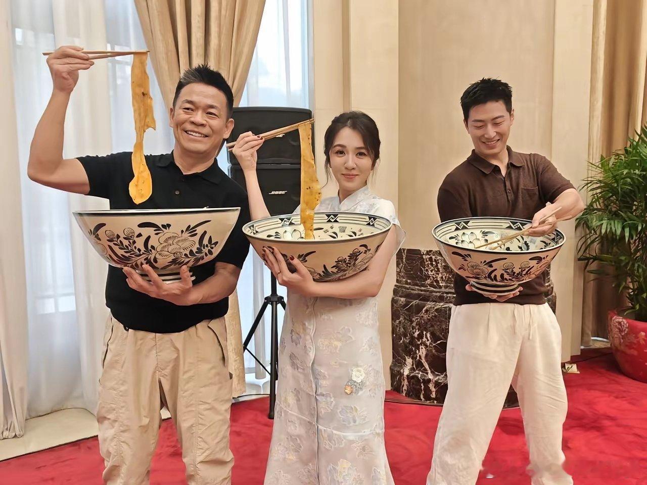 孙浩带窦骁、王晓晨，吃陕西油泼面，超大碗！不得不说，圈里的西北人真的很团结，他们