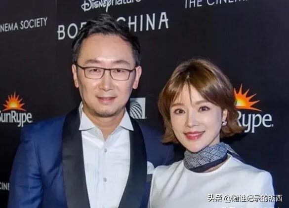 陆川和蝴蝶这对明星夫妻越来越般配了，一个有才华，一个有颜值，是郎才女貌，形象气质