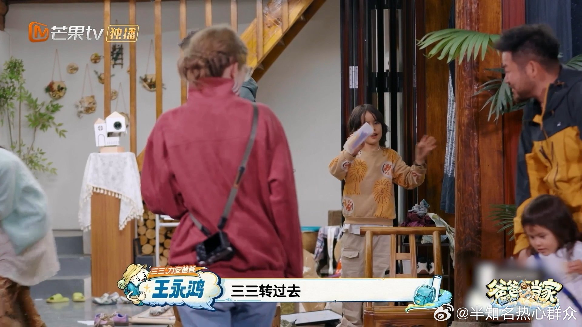魏晨和老婆拥抱会被儿子推开魏晨分享家庭日常也太好笑了！！只要和老婆拥抱，小橙子立