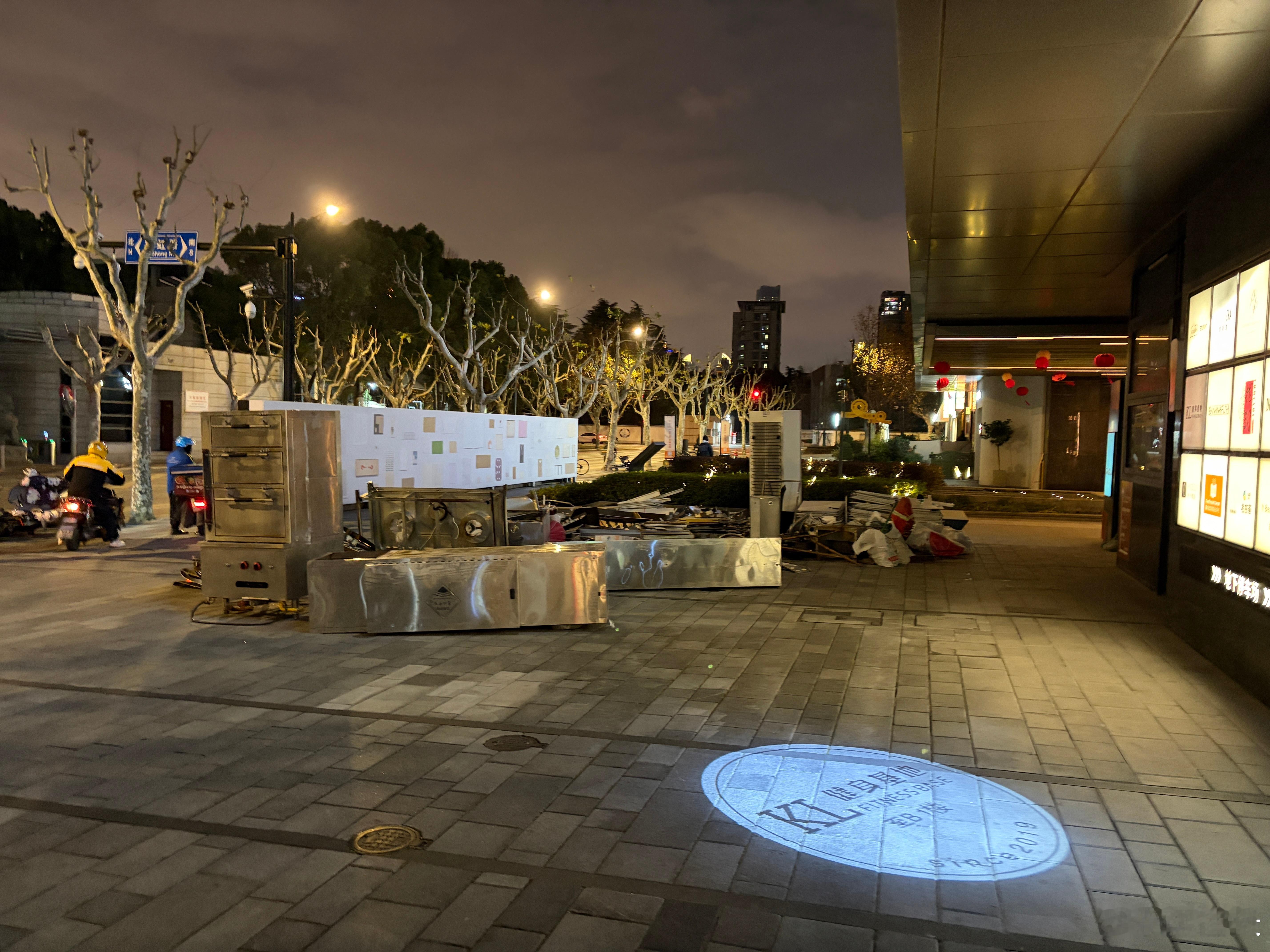 楼下的小酒馆关了，门口堆着一堆没人要的设备。其实在这里经营这东西本来就有问题，很