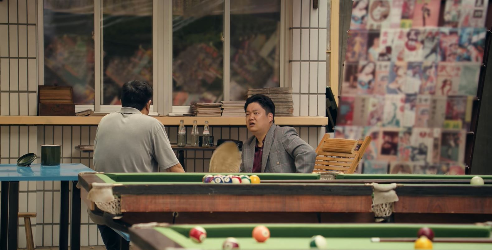 《主角（2026）》EP45，不知是怕惹麻烦还是怕麻烦，书报亭里报刊杂志的封面，
