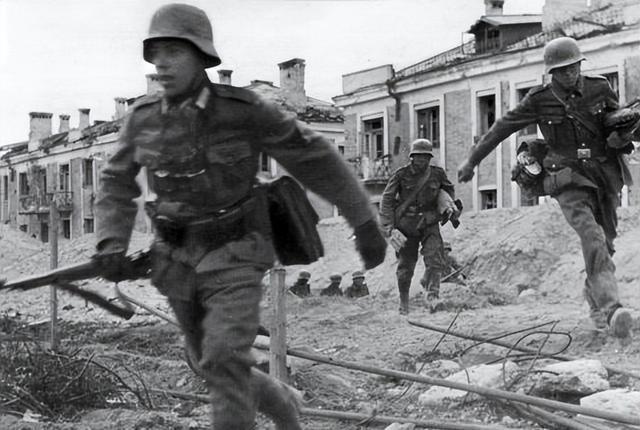 在斯大林格勒战役中，13万人的第62集团军打到最后只剩不到四百人，而第62集团军