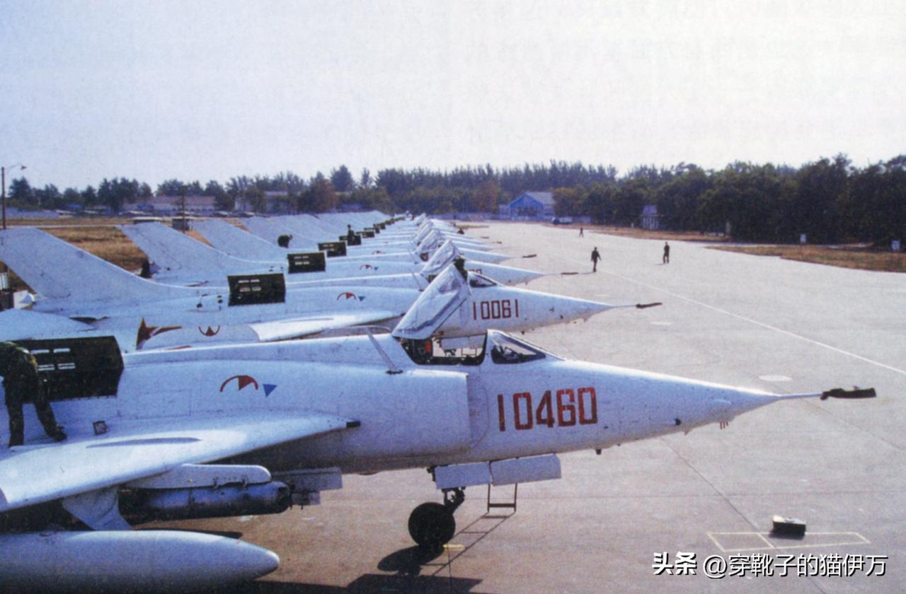 强五挂载制导炸弹和攻击吊舱，可惜当年缺乏这种精确打击能力，只能扔“铁炸弹”，攻击