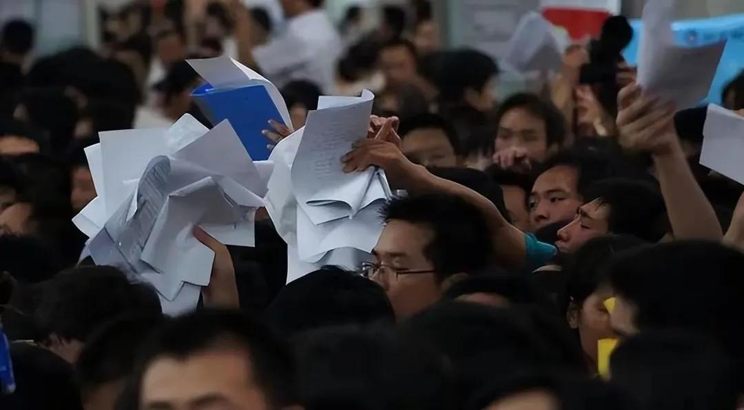 今天，一个很要好的同事和我聊天的时候，问我：孩子大学毕业参加工作了吧？

我说没