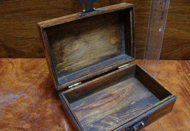 1995年，江阴一男子临终前,将一旧木盒留给妻子，可奇怪的是，里面却空空如也！