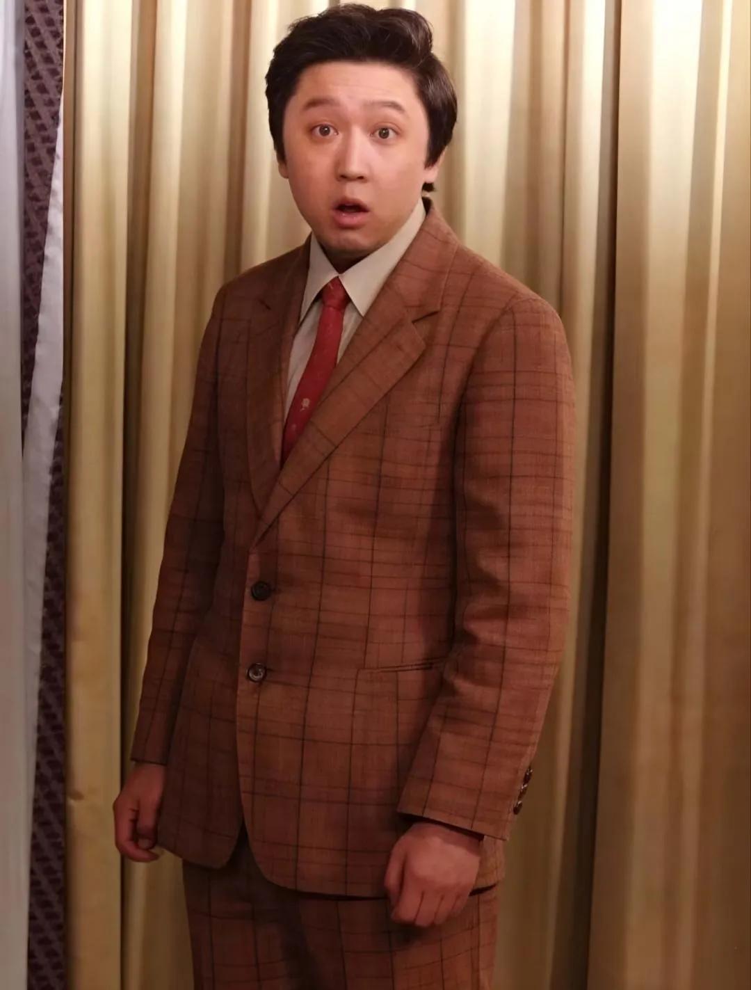 当年这位西装革履穿着时髦的帅小伙，你能认出来是谁吗？和现在那位烫着卷发满脸皱纹的