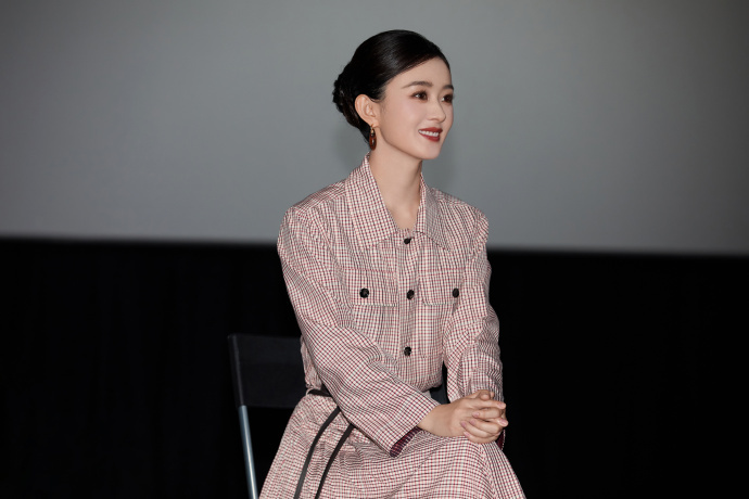 赵丽颖新加坡映后采访look  赵丽颖连衣裙搭小白鞋  她的美，温婉而灵动——赵