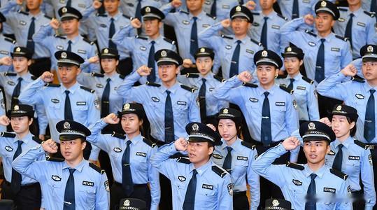 一身藏蓝，一生担当。从城市街巷的昼夜巡逻到边境口岸的风雪坚守，从打击犯罪的前沿阵