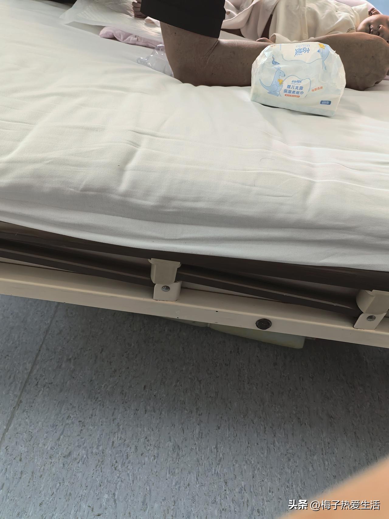 昨天同病房隔壁床一个六个月的小男宝出院了，今天又收进了一个30多天的小女宝婴儿，