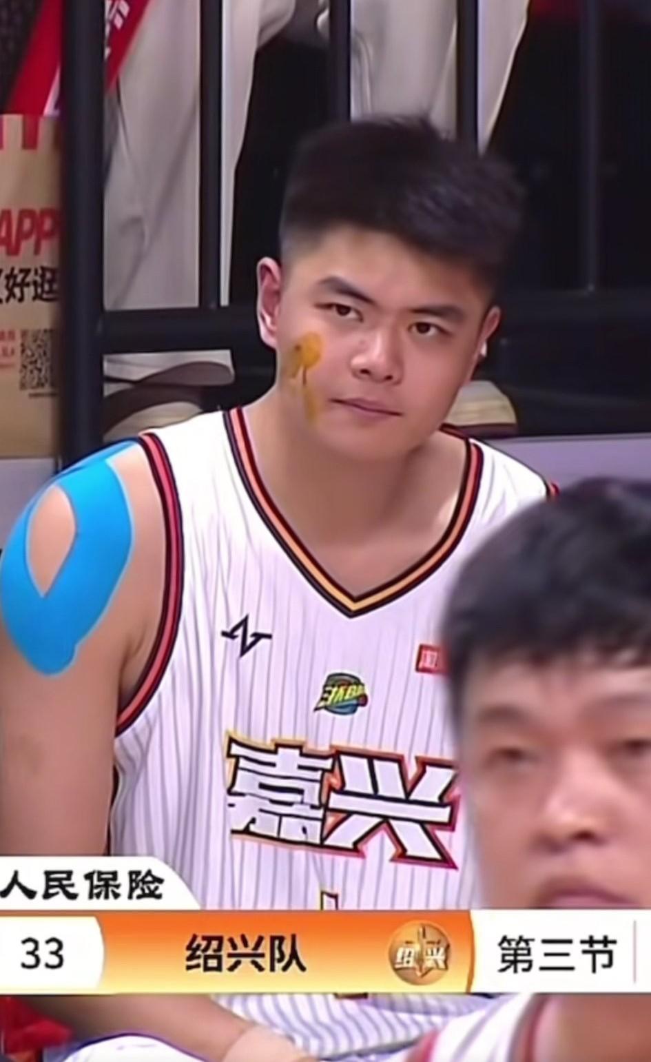 嘉兴vs绍兴这场比赛战至中段，场上发生争议性的一幕:当时场上比分嘉兴45:33领