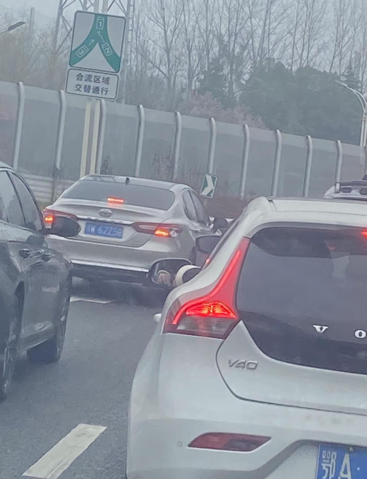 武汉早高峰合流区实录：当自动驾驶车遇上人类抢行，规则瞬间失效。它守着安全距离，人