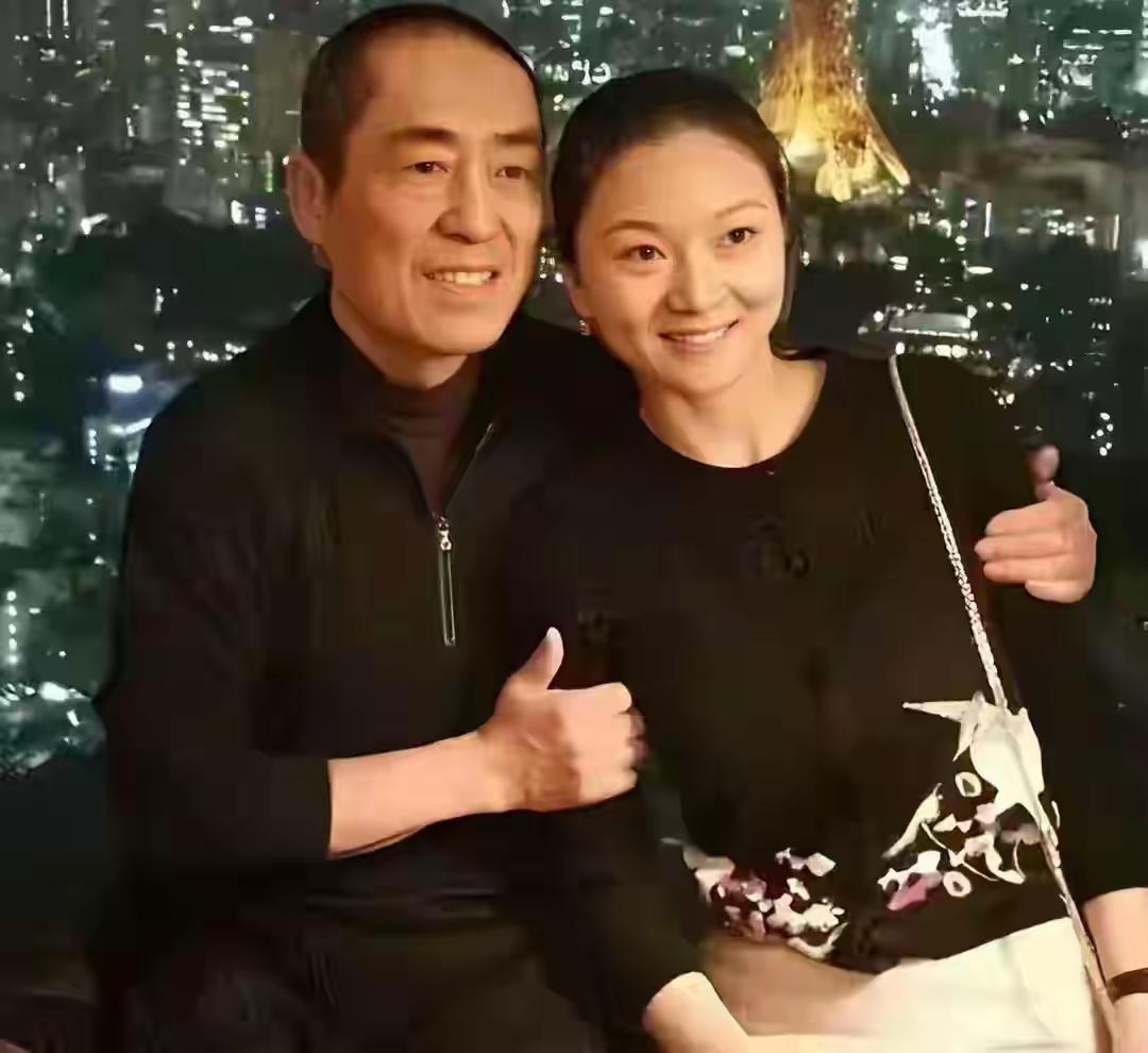十多年前看张艺谋和陈婷，
会觉得只是有点差距，
至少张大导身形板正，自有一股气势