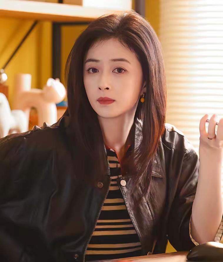 一觉醒来，全网都在刷蒋欣的新剧。
 
42岁的她带着《四喜》来了，今晚刚开播就冲