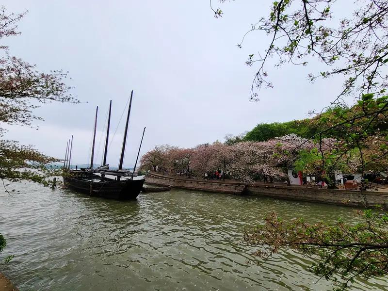 江苏迷人的景色可太多了。无锡鼋头渚就超棒，它是太湖西北岸的旅游胜地，巨石突入湖中