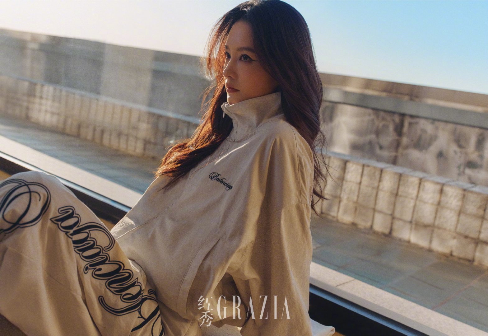 李沁登上红秀闭年刊封面，Balenciaga 2026春夏超季新装在她身上有了生