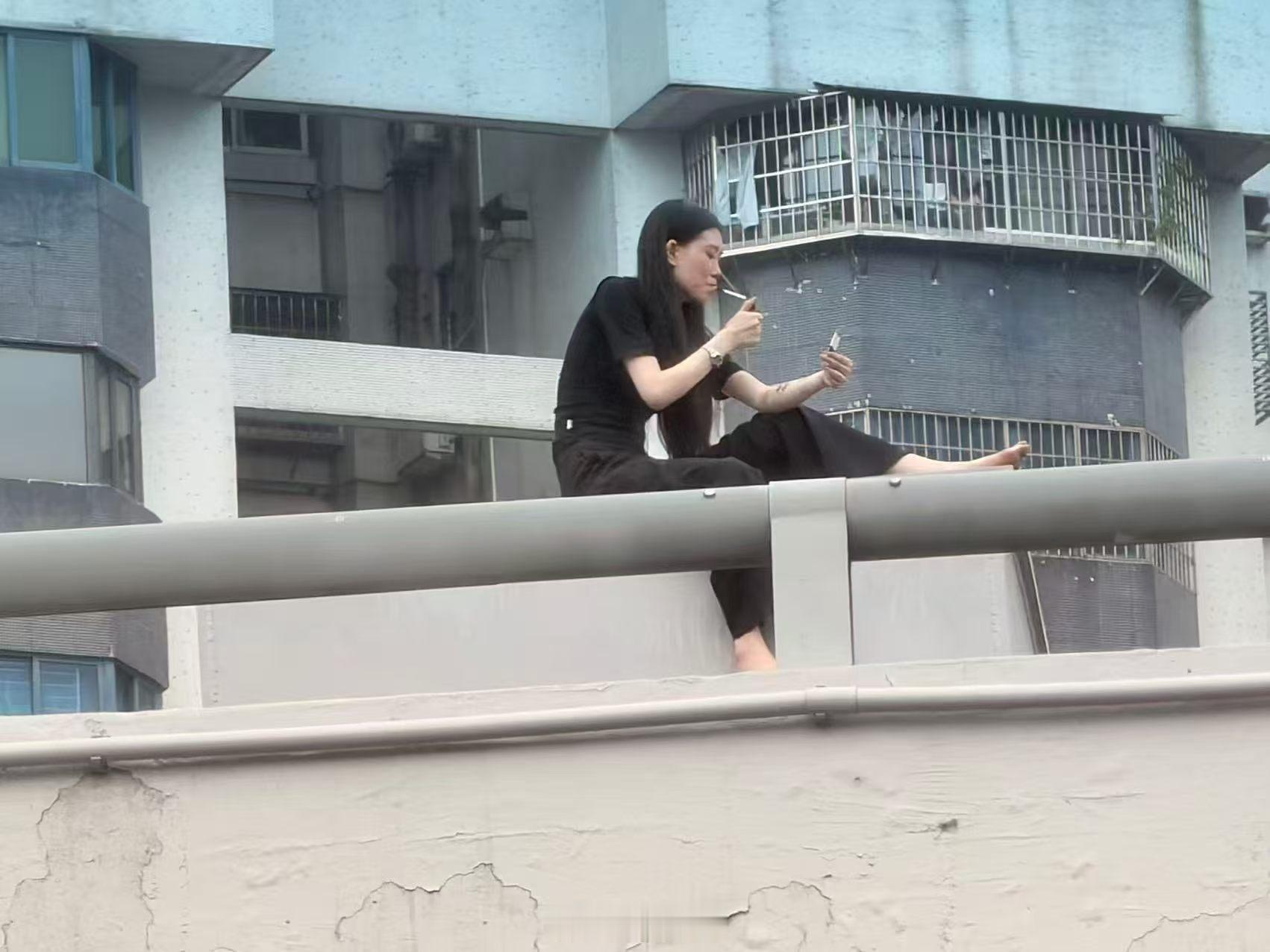 今日有多少广州人因为这个女人这口烟，而上班迟到