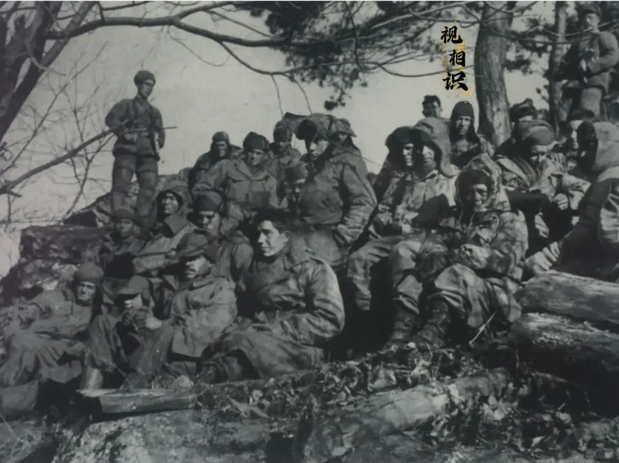 1950年，云山战役后，被志愿军俘虏的美骑兵第一师的部分部队的照片，画面中美军先...
