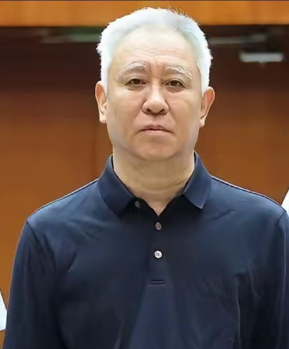 常常都拿犯罪人员受刑、服刑后的白发说事，其实如今的男人超过五十岁不秃顶，不白发的