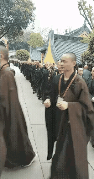 这么多和尚
难道不能干点活吗
都靠化缘
经济能上去吗