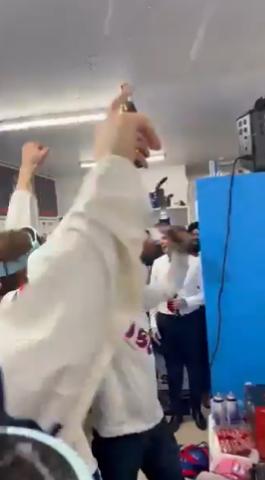 【联邦调查局局长在更衣室里——手里拿着啤酒 在2026年米兰冬奥会美国队战胜加拿