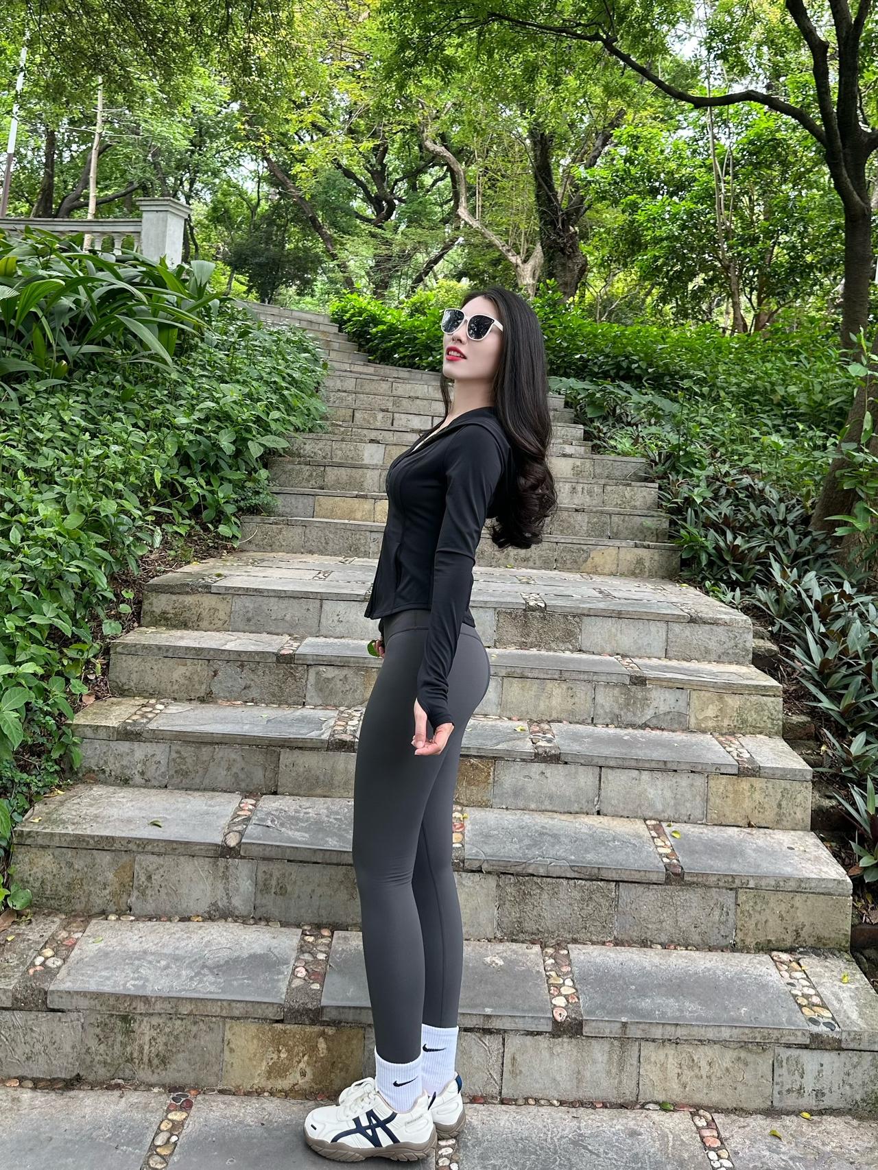 抬头看树 低头看花.感受大自然的气息和美景