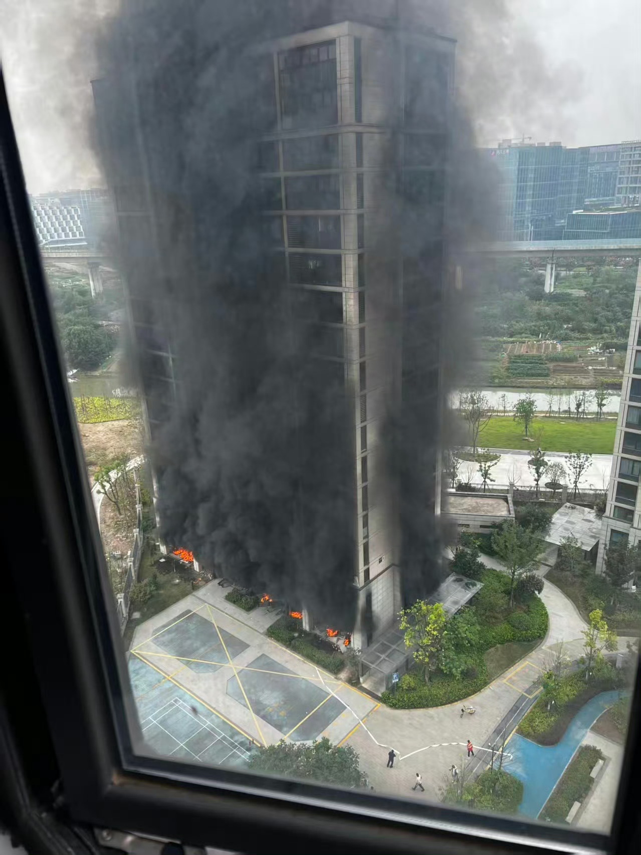 杭州火灾高层住宅还是不要做底层架空的设计，经常会有人心存侥幸把电瓶车停在一层，电