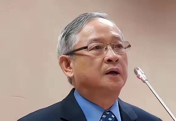 台湾知名人士林郁方曾言：“我实在看不懂大陆造那么多武器装备，造那么多航母干什么，