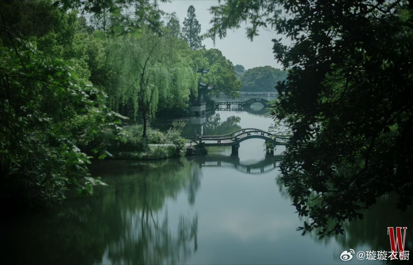 窗棂裁碎满庭绿，廊柱支起半湖烟。人在画中游，景在心里留顾游刘浩存西湖游观图导演顾
