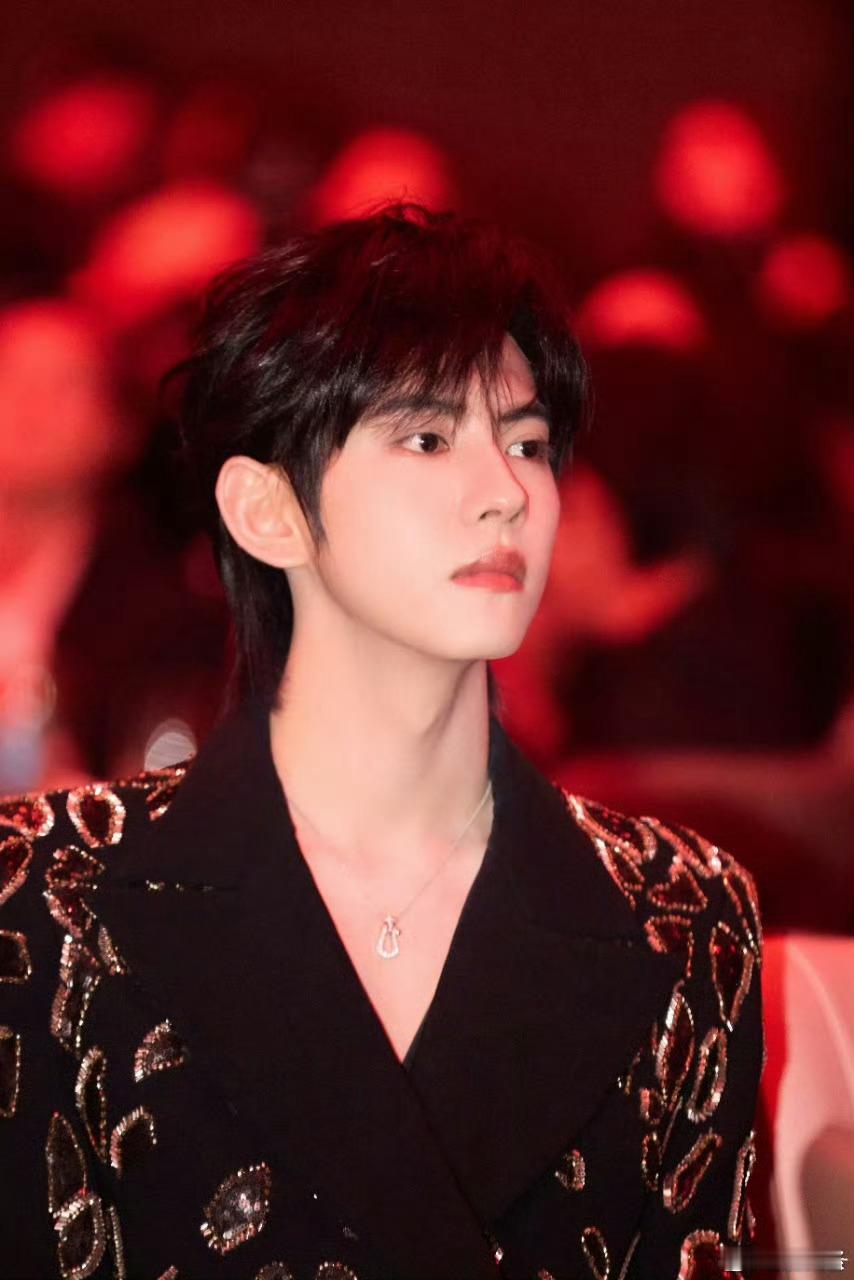 盛典阵容再升级！刘轩丞的冷脸萌属性遇上专业舞台，必将绽放独一无二的青年光彩～ 