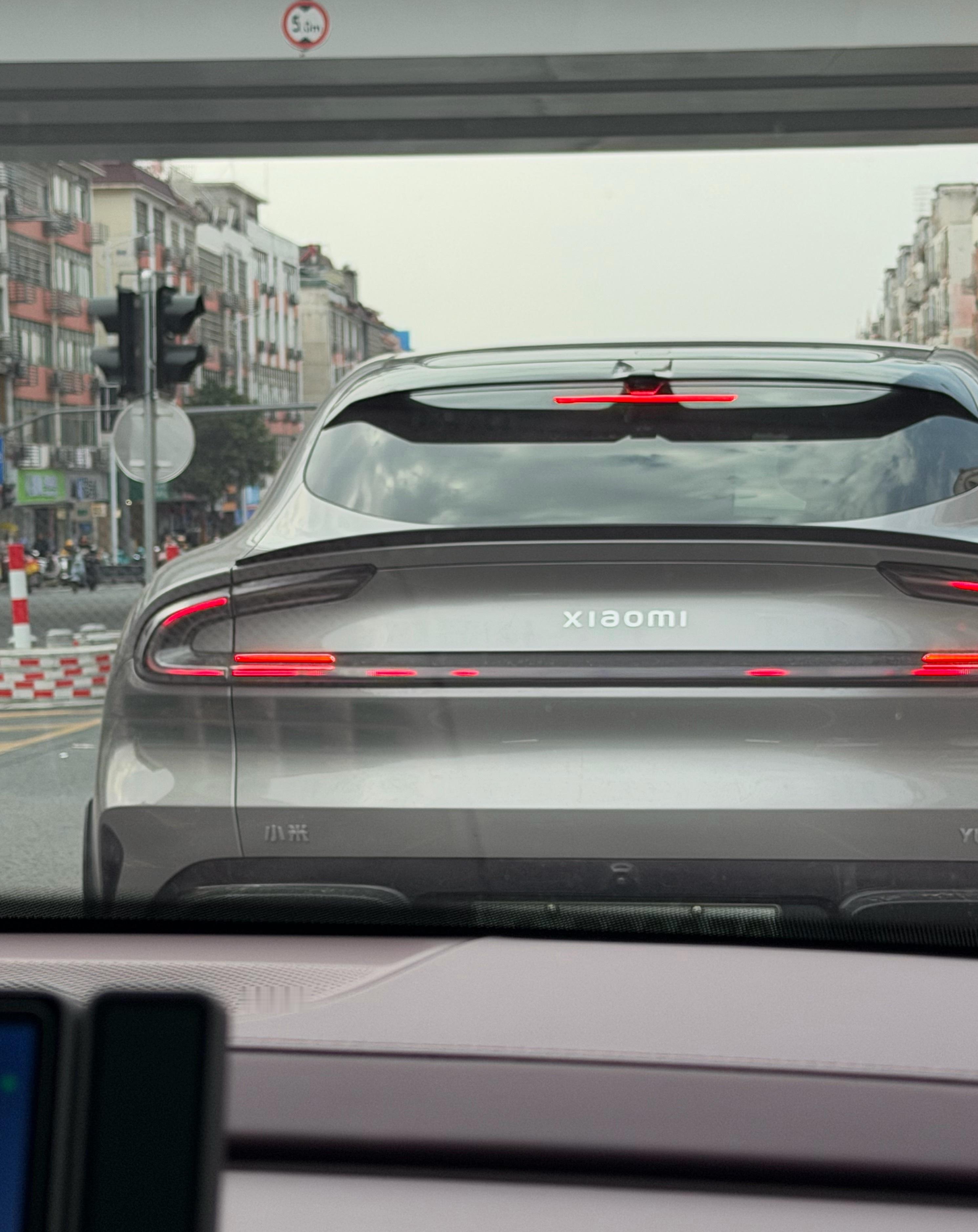 真羡慕这位小伙伴，年纪轻轻就开上了小米YU7