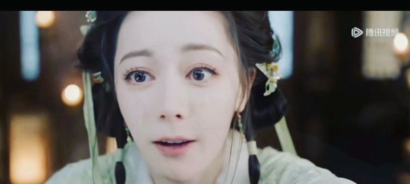 迪丽热巴贺思慕戴了美瞳真没必要审判这个！贺思慕本身就是四百年鬼王，非人设定，戴美