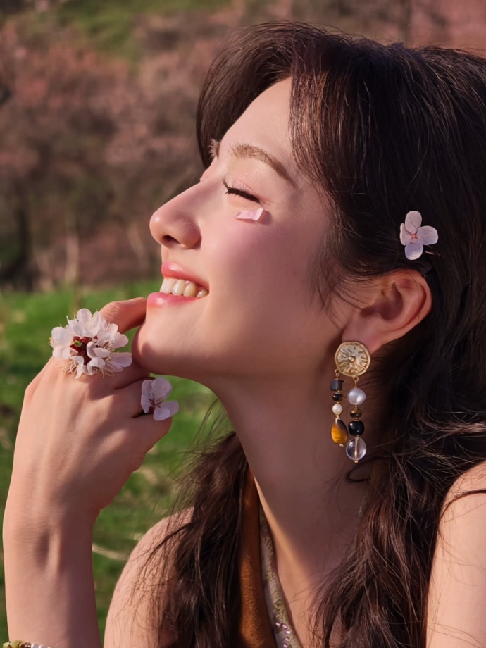 李兰迪春日甜妹李兰迪杏花树下明媚感杏花树下的李兰迪美到惊艳，明媚氛围感直接拉满。