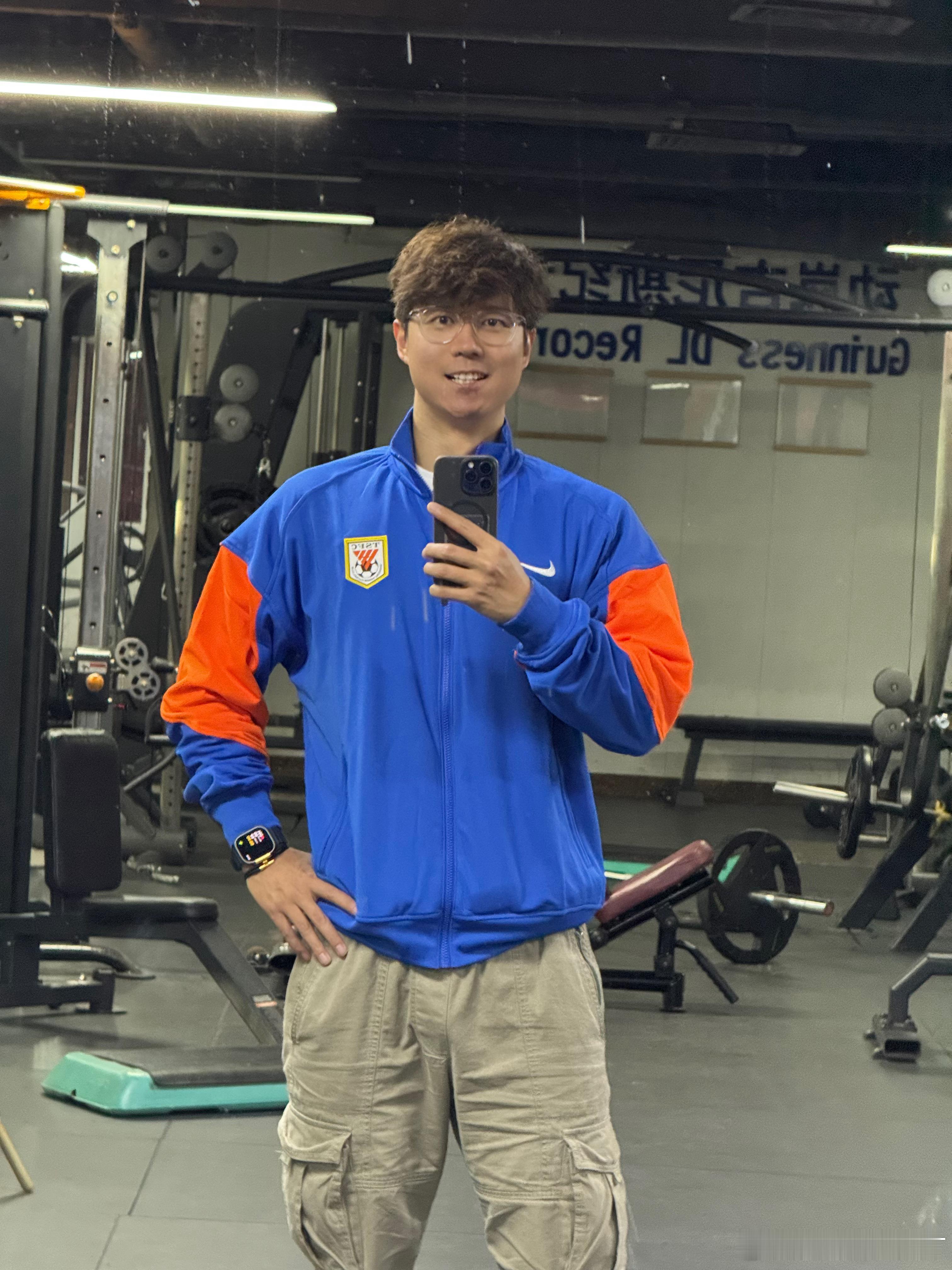 过年回家第一件事，赶紧去快递站把我年货取完穿上[嘻嘻][嘻嘻][嘻嘻] 