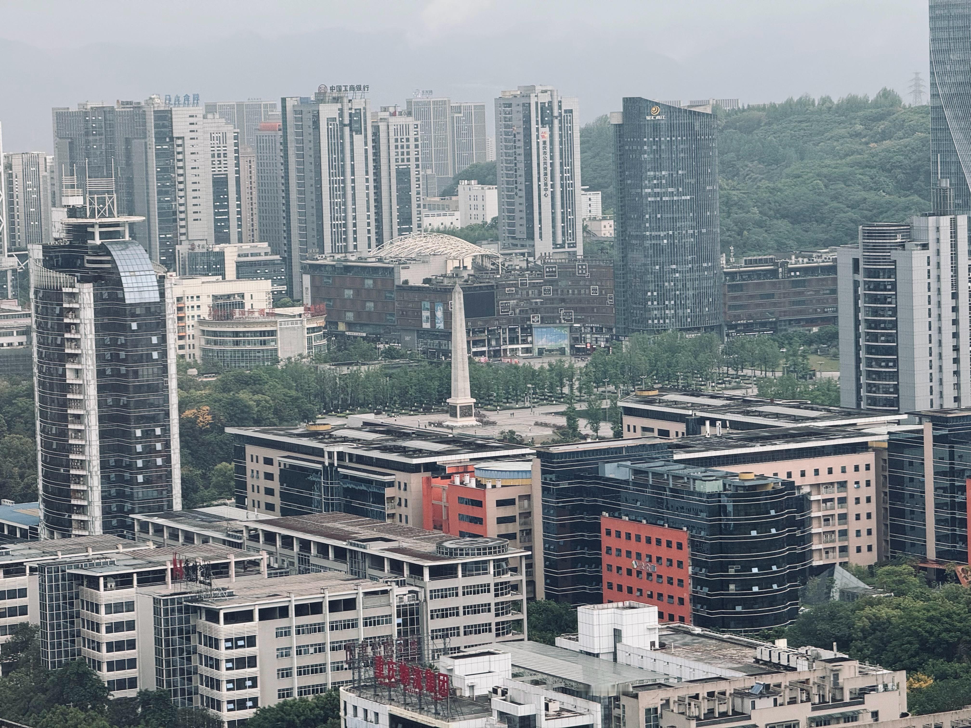 不愧是8D城市！这个碑你乍一看，以为是在楼顶修的。仔细一看，居然是个和上面连接的