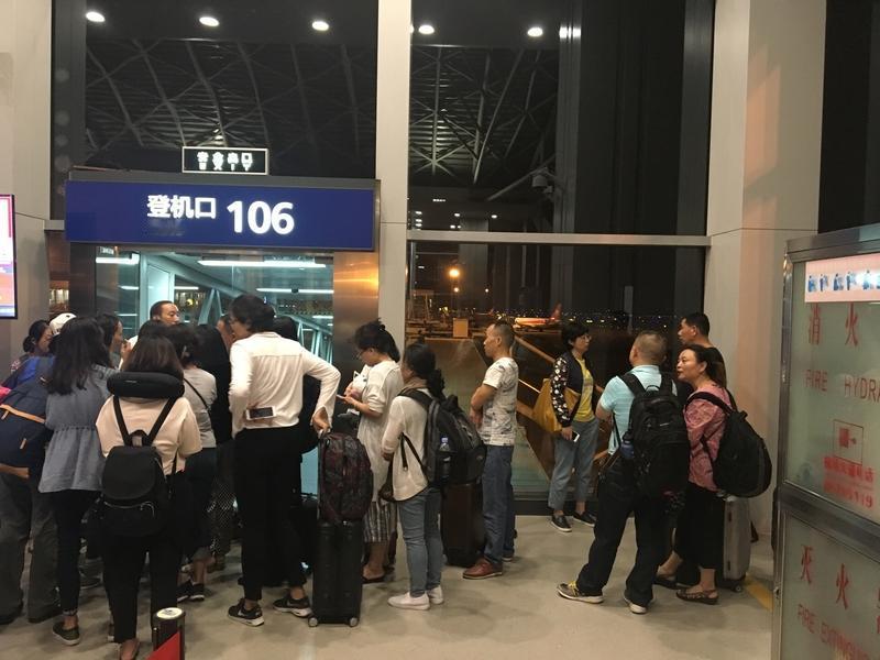 五一假期临近，大批航班突然取消，好多上海人都懵了。社交平台上全是“航班取消”的截