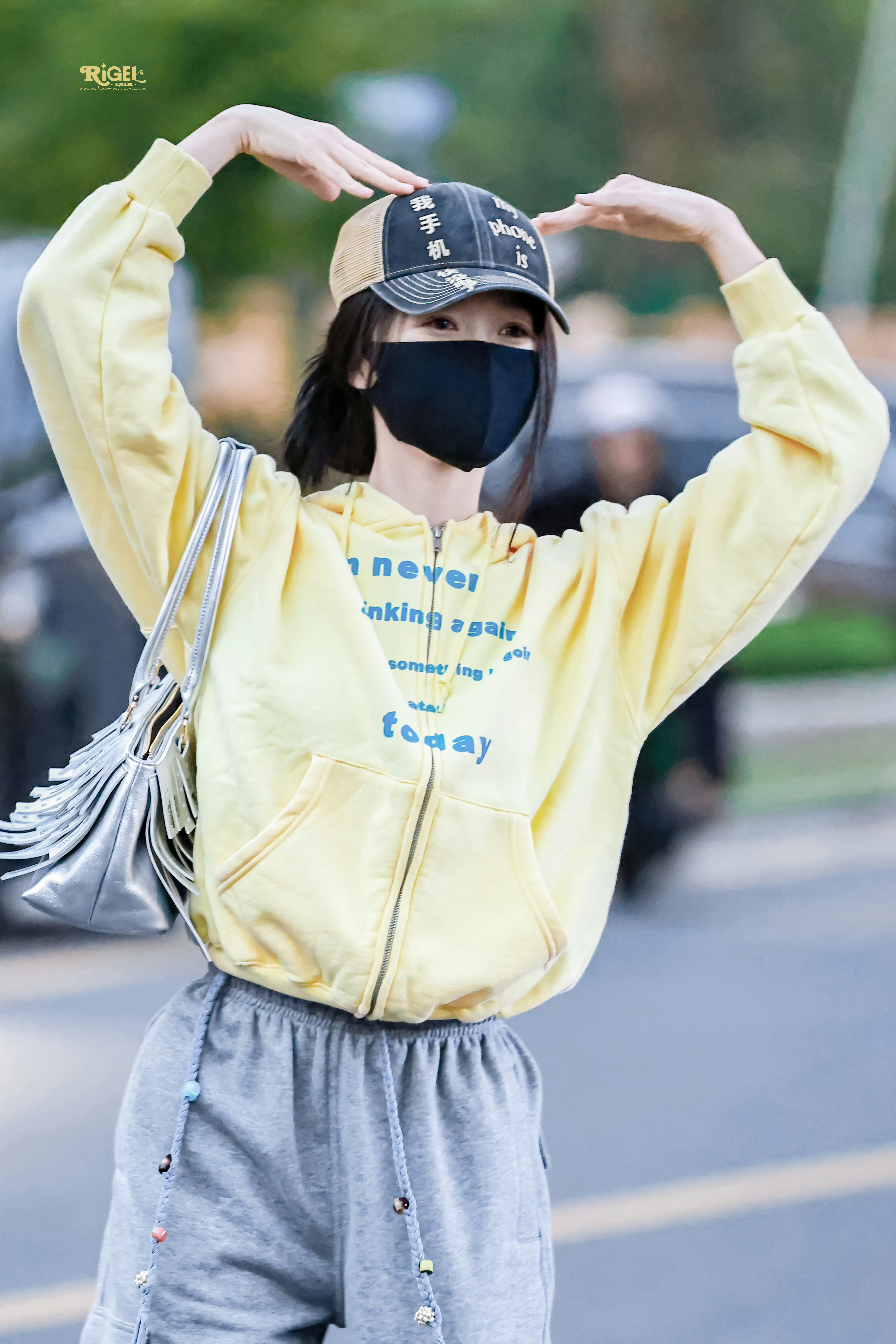 虞书欣的帽子：“我手机没电了”“女人是幻觉”“[坏笑]” ​​​