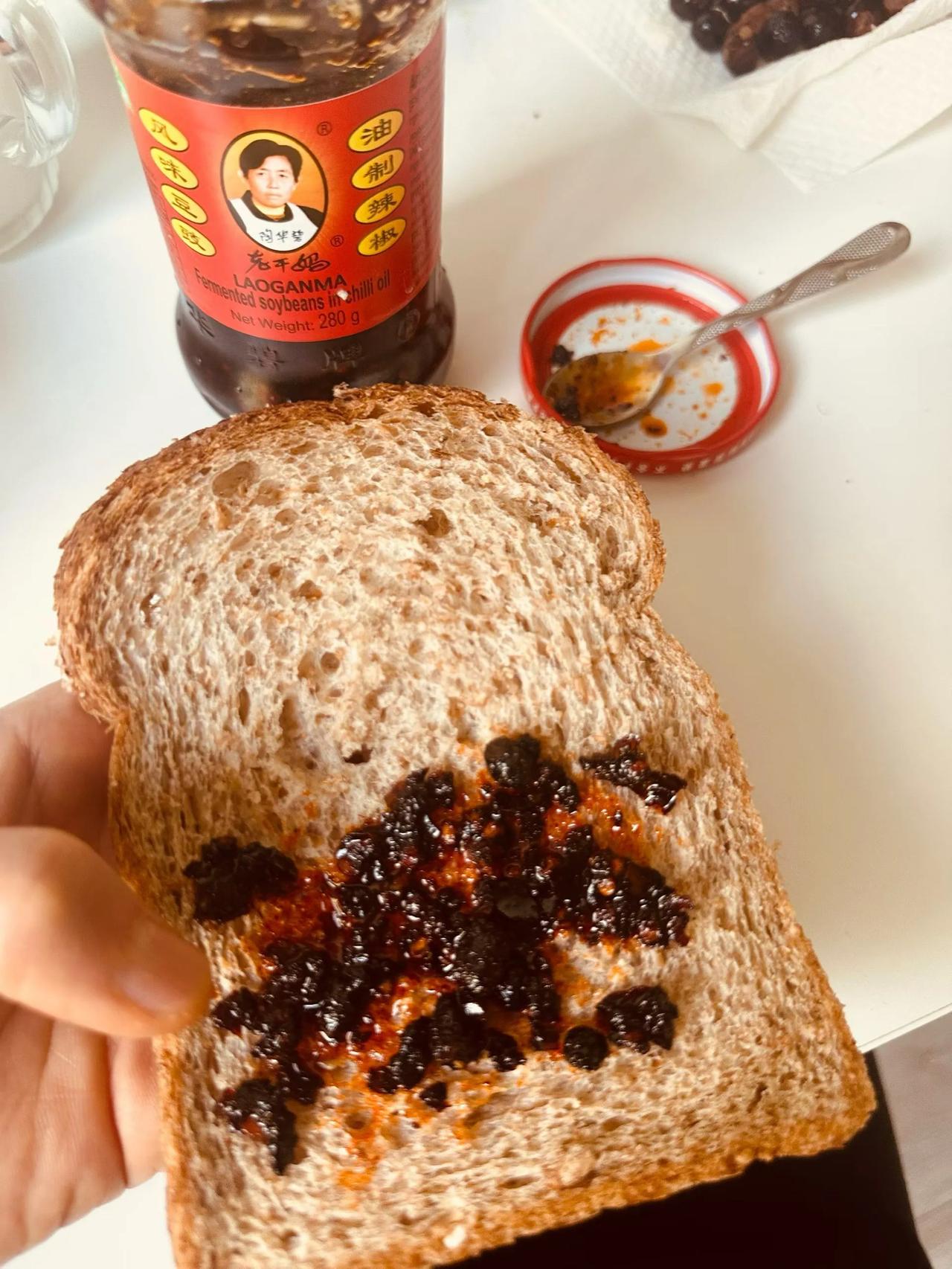 老干妈夹黑面包
我的口粮