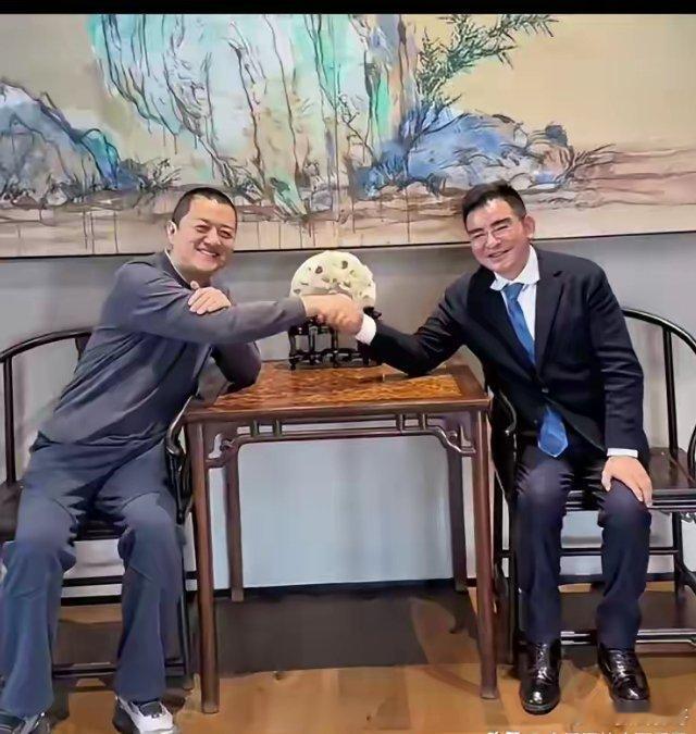 李亚鹏苦尽甘来终于真心笑了，和陈光标的见面简直是乘风而起。陈光标握手之前说，公益