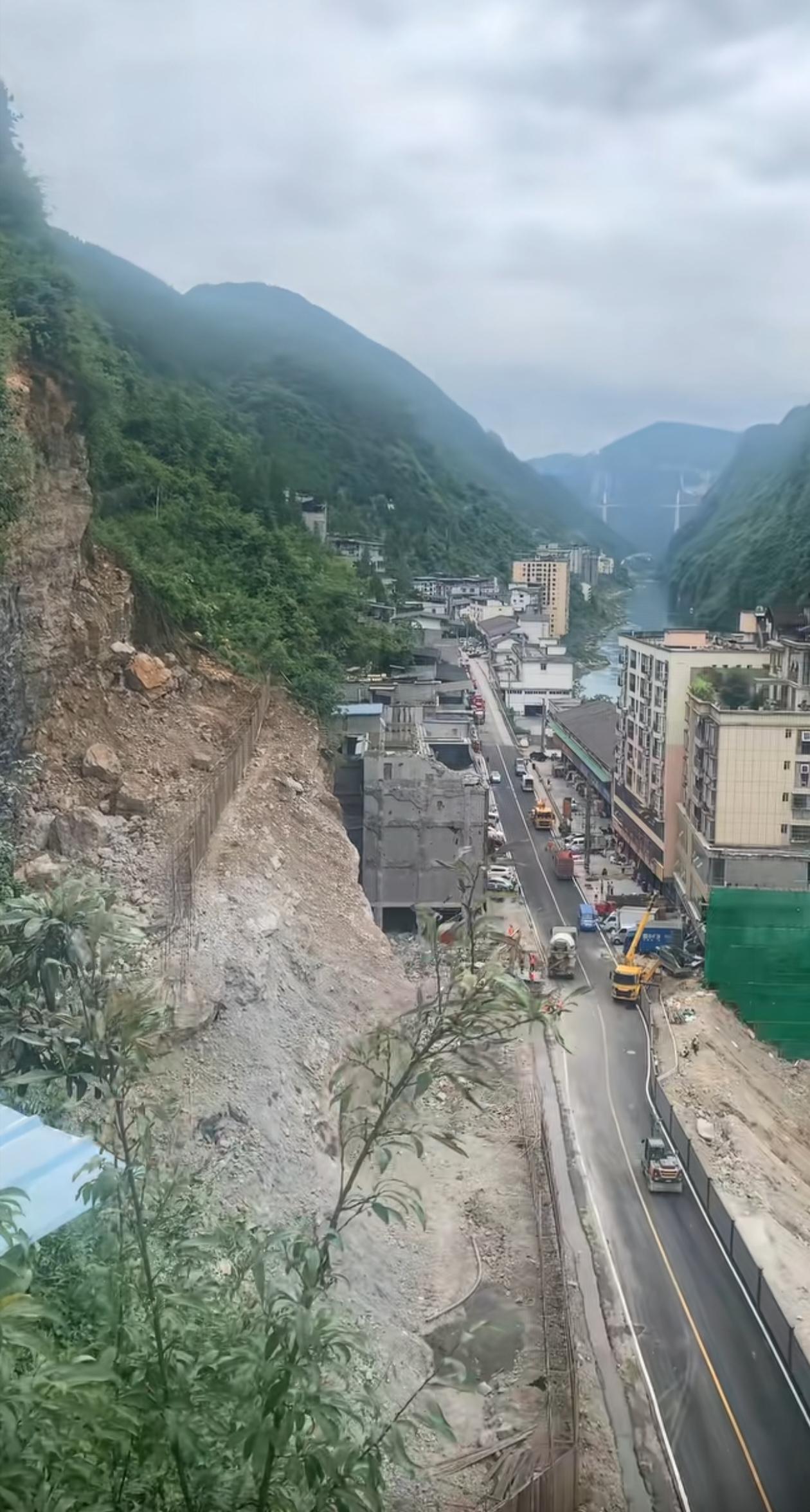 重庆彭水的道路已然畅通，然而每个人的内心却如那满地乱石般纷扰杂乱。想来此地会修建