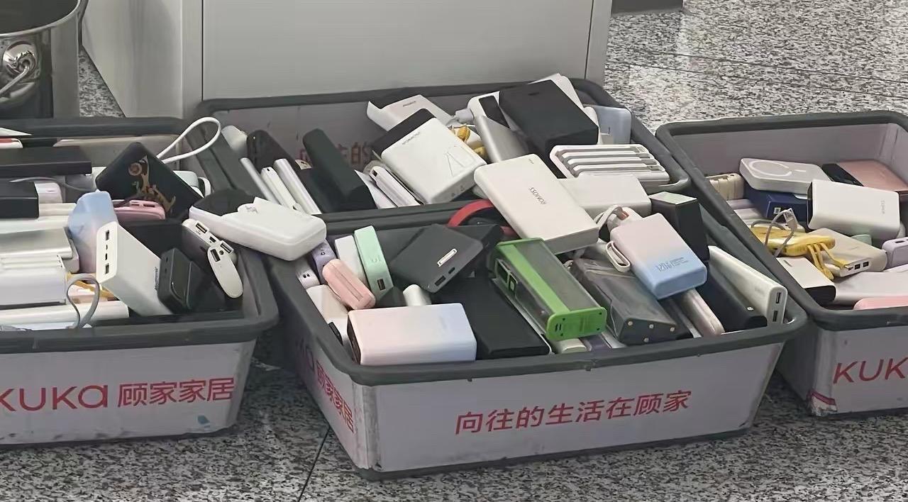 充电宝新规实施第一日
没有3C标签的一律不允许带上飞机
结果机场搜到一大盘…
可