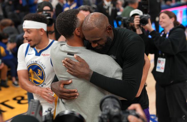 4月10日讯 今日，湖人119-103客场击败勇士。赛后，湖人球星詹姆斯接受了采