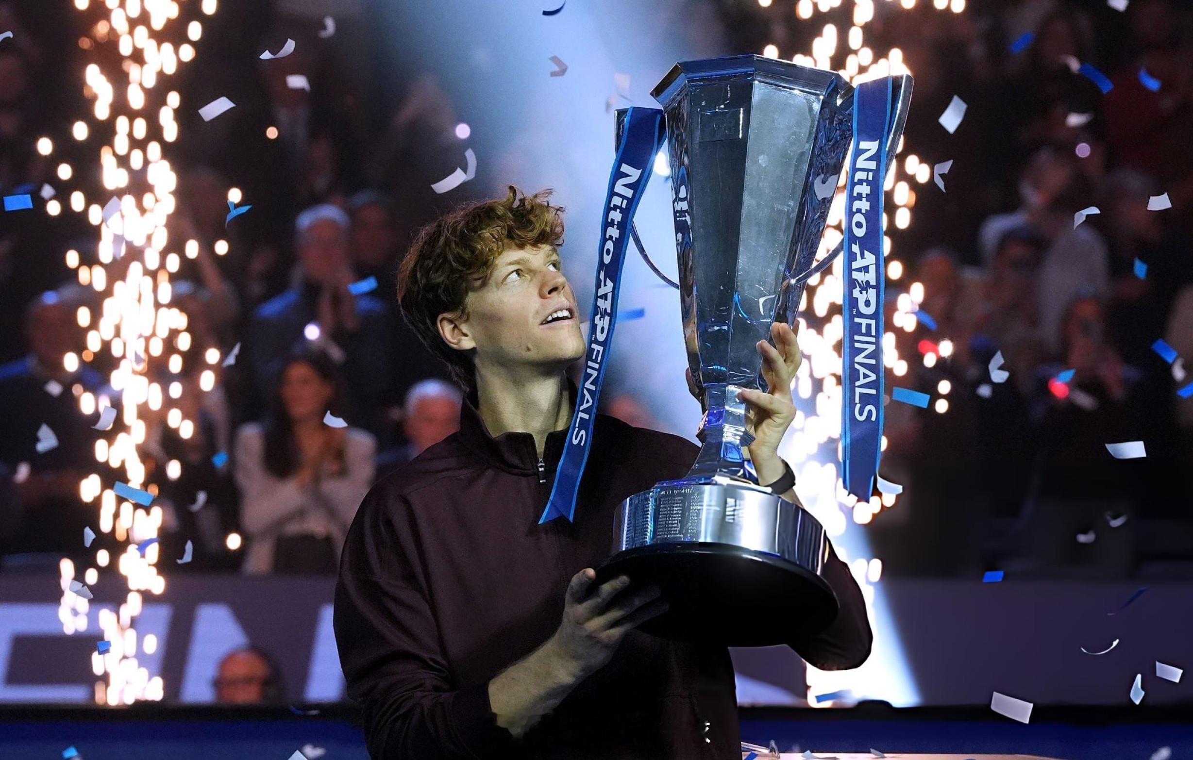 冠军捧杯图：2025ATP年终总决赛冠军——辛纳